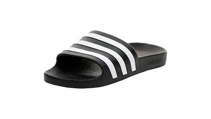 Chanclas piscina sobre fondo blanco