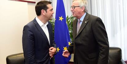 El primer ministro griego, Alexis Tsipras (izda), y el presidente de la Comisi&oacute;n Europea, Jean-Claude Juncker, la pasada semana.