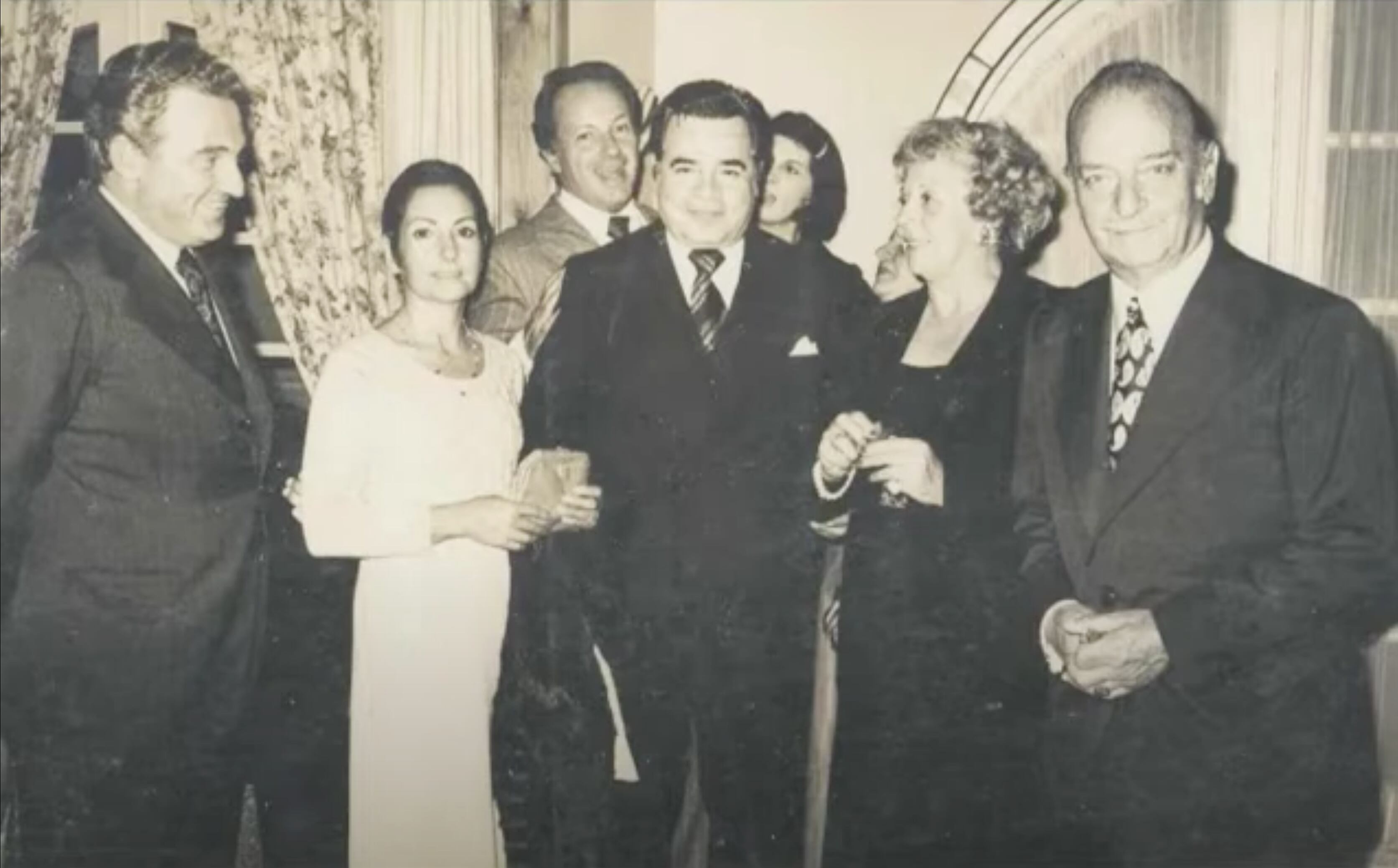 Don Vicente Muñiz Arroyo (al centro), junto a asilados en su residencia en Montevideo.