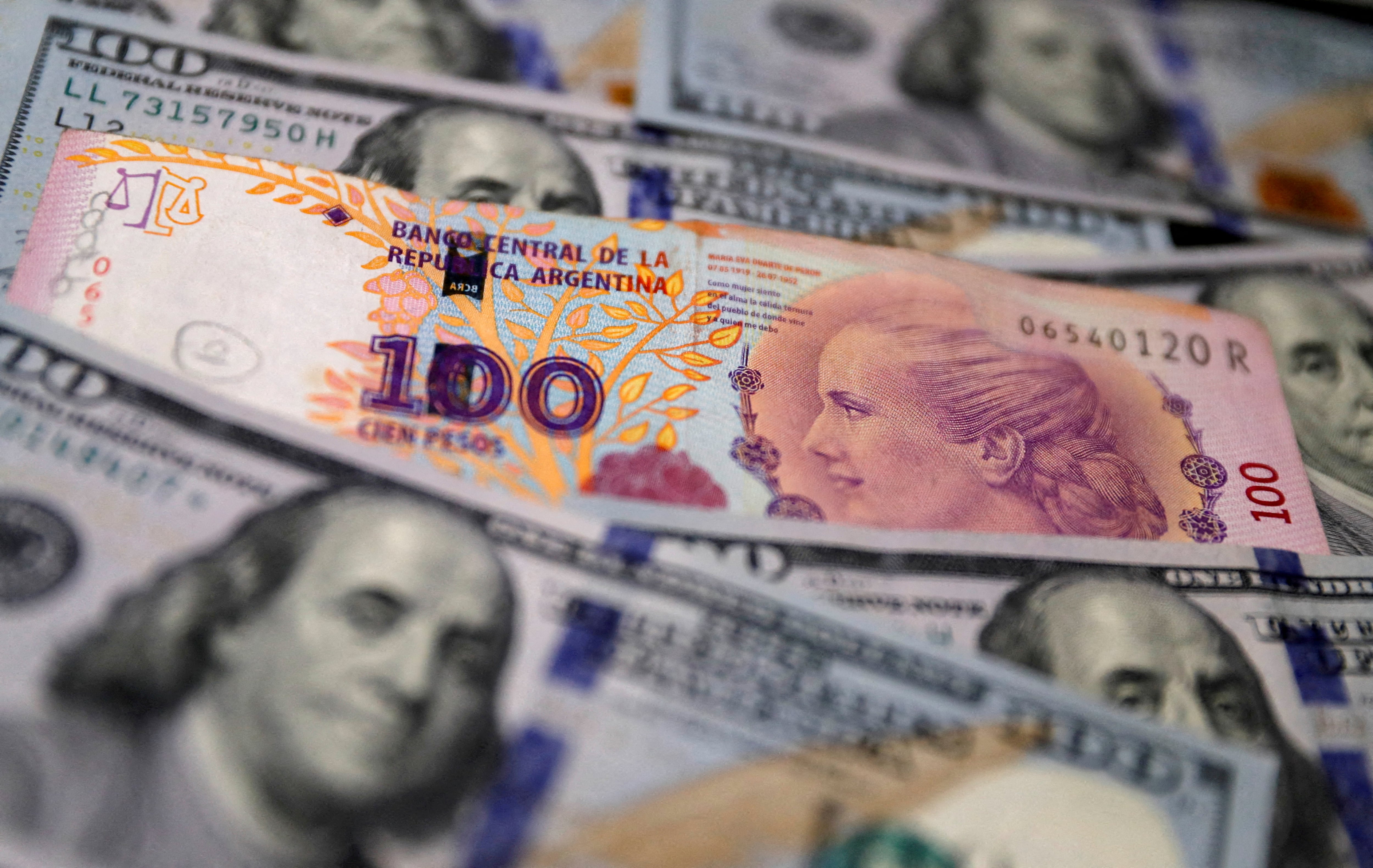 El Peso Argentino Se Deprecia Pese a Rescate de EE. UU.; Gobierno de Milei Lucha Contra la Volatilidad Económica