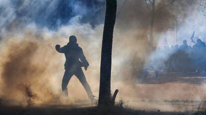 Un manifestante se enfrentan a la policía durante una protesta en contra de la reforma laboral del presidente francés, Emmanuel Macron, en París (Francia).