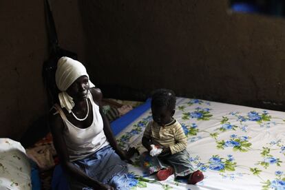 Aduma Omot con su hija en su nuevo refugio en Gorom. Ella y su marido Otiri cruzaron la frontera por separado, temiendo cada uno por su lado que el otro hubiera muerto en los desalojos masivos.