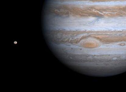 El planeta Júpiter con una de las lunas descubiertas, la luna Io.