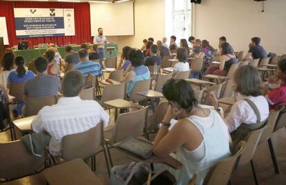 Varias personas asisten a un Curso de Verano de la UPV celebrado en el palacio de Miramar, en San Sebastián. 