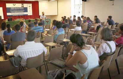 Varias personas asisten a un Curso de Verano de la UPV celebrado en el palacio de Miramar, en San Sebastián.