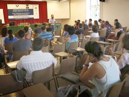 Varias personas asisten a un Curso de Verano de la UPV celebrado en el palacio de Miramar, en San Sebastián. 