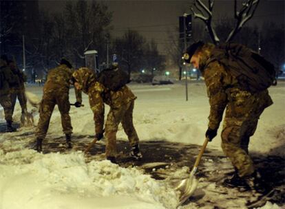 Soldados italianos quitan nieve en Milán.