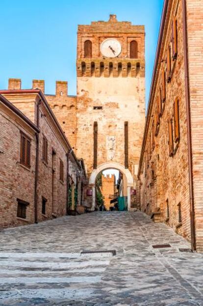 Entrada a la villa medieval de Gradara (Italia).