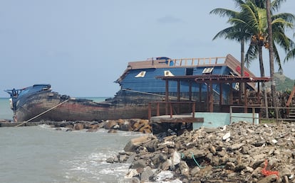 Un barco "pirata" para turistas, varado y dañado en la isla de Santa Lucía.