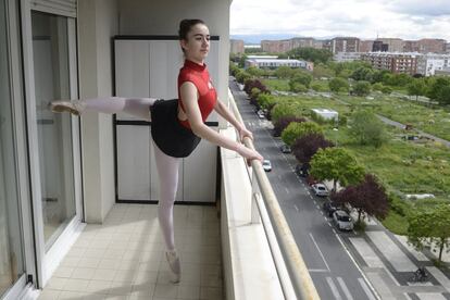 Nayade, estudiante de tercero de danza del conservatorio de danza Jose Uruñela, celebra el día de la danza, en la terraza de su casa, en Vitoria.