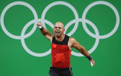 El halterista mexicano Bredni Roque, durante Río 2016, con parches en el uniforme.