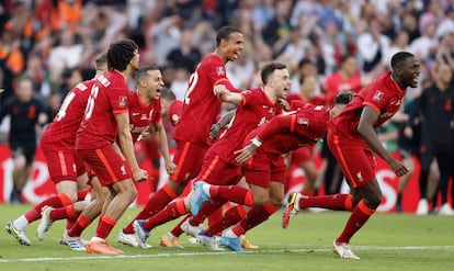 Los futbolistas del Liverpool celebran la victoria en Wembley tras el último penalti de Tsimikas.