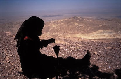 Fairma, una mujer beduina de Wadi Rum, prepara el hilo del pelo de cabra que se utilizara para tejer las jaimas beduinas. A lo lejos se divisan las tierras de Israel. La mujer beduina C una persona fuerte como el origen de su nombre Bada indica, aquello que nace de la nada para convertirse en ms fuerte que el desiertoC es protectora. Entre ellas se ayudan y protegen.