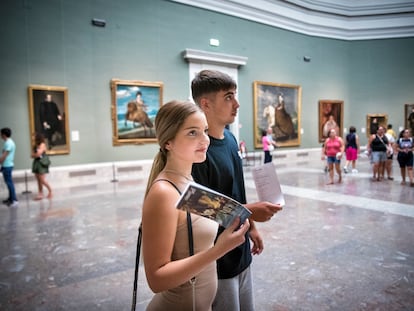 Dos jóvenes visitan el Museo del Prado en agosto.