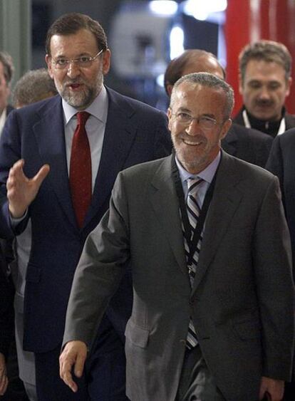 Arriola, en primer término, acompaña a Rajoy al primer debate televisado de éste con Zapatero.