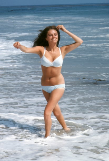 Jacqueline Bisset, con un biquini blanco en 1970.