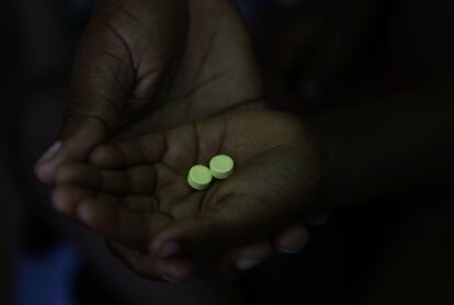 Los medicamentos contra la malaria reducen la mortalidad, pero no existe un tratamiento perfecto. En el plan de choque que se experimenta en Magude se mezclan fármacos, mosquiteras y fumigaciones para tratar de erradicar la enfermedad.