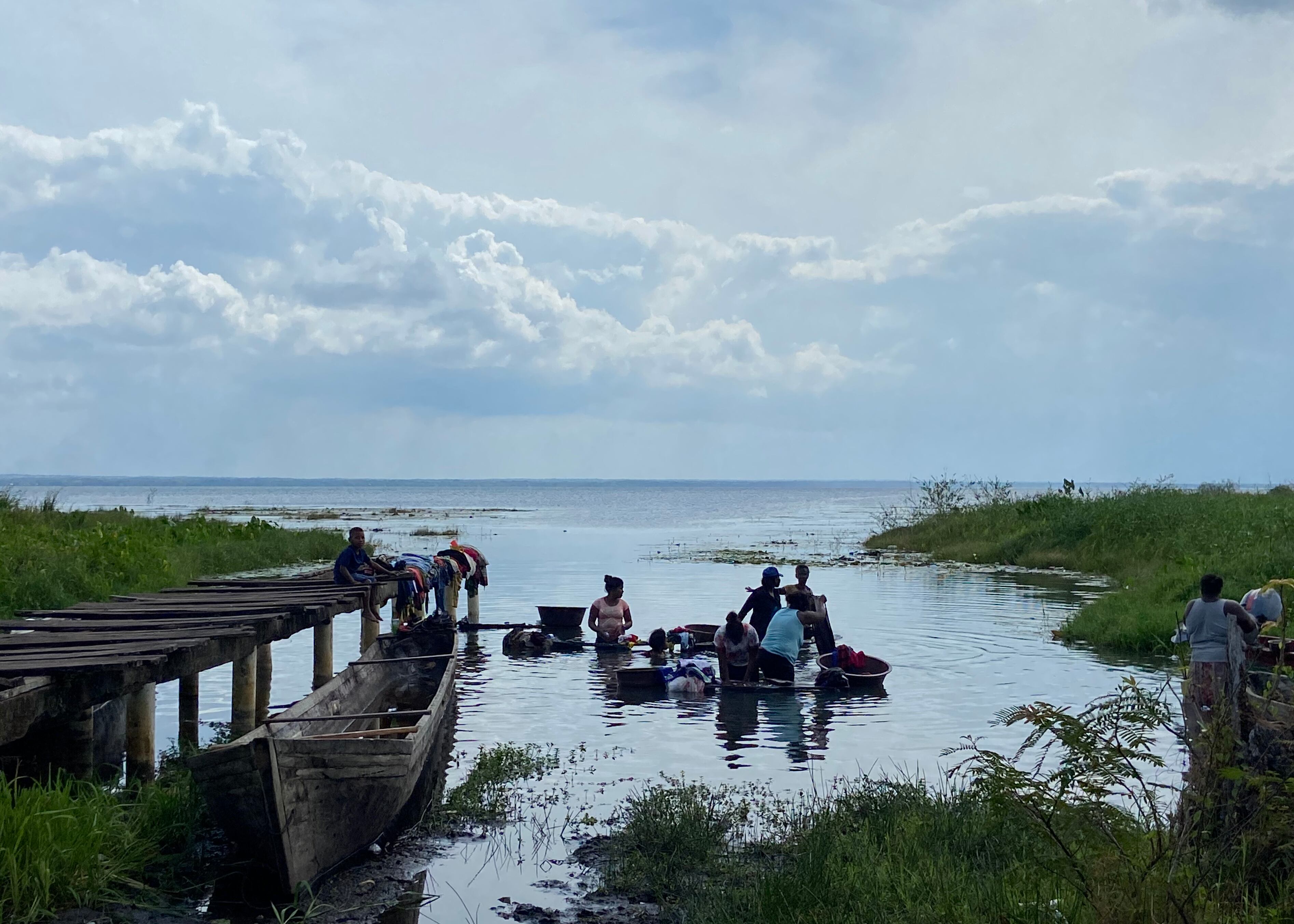 Mujeres lavan ropa en la laguna de Tansin.