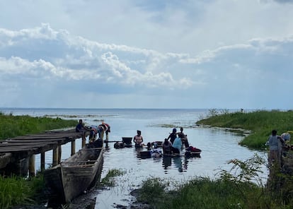 Mujeres lavan ropa en la laguna de Tansin.