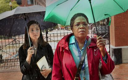 Rose Byrne and Oprah Winfrey in the HBO movie 'The Immortal Life of Henrietta Lacks.'