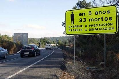 Cartel, ya obsoleto, que recuerda los accidentes mortales en la carretera del Barbanza.