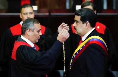 El presidente de la Corte Suprema de Venezuela, Maikel Moreno, juramenta al presidente de Venezuela, Nicolás Maduro, durante la ceremonia en la Corte Suprema.