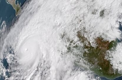 Imagen de satélite que mostraba al huracán Willa sobre la costa del Pacífico mexicano, horas antes de tocar tierra.