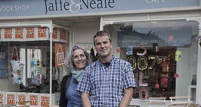 Jaffe y Neale, dueños de una librería donde Alex James (de Blur) compra libros de cocina, al igual que Rebekah Brooks... "Antes de todo el lío de 'The News of the World", completan.