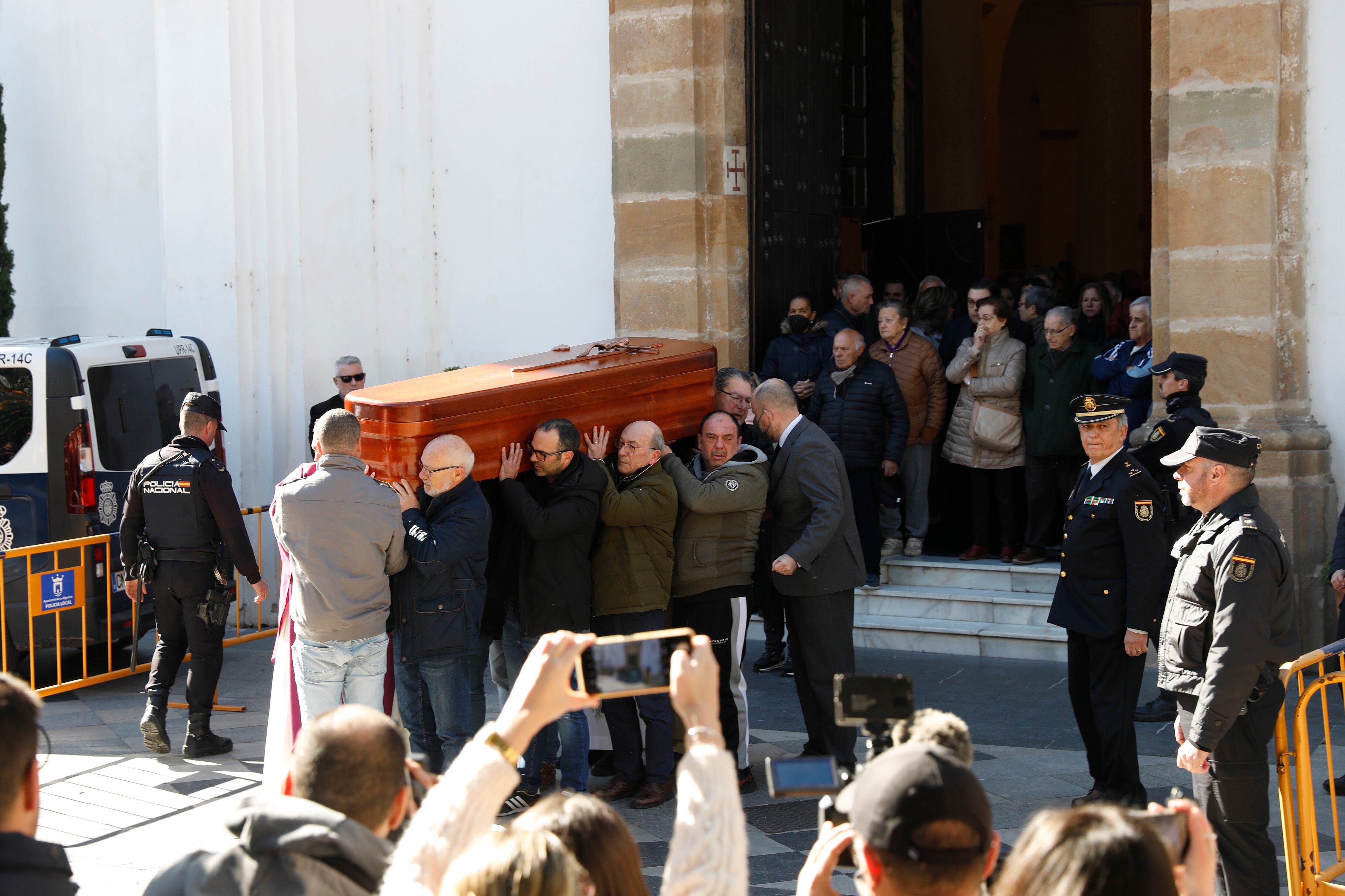 Familiares, amigos y vecinos participan en el funeral del sacristán Diego Valencia, el pasado 27 de enero.