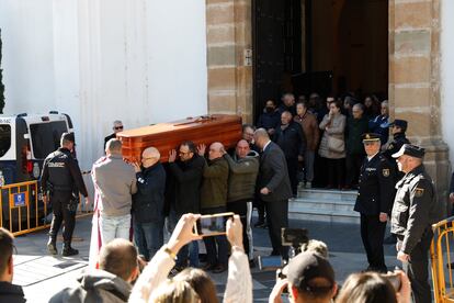 Allegados de Diego Valencia trasladan su féretro, el pasado viernes, tras su funeral en Algeciras.