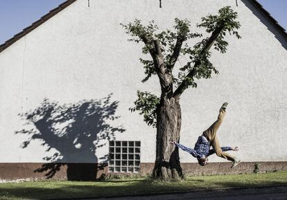 Esta foto pertenece a la serie de breakdance del fotógrafo, parte de su estudio sobre el movimiento y el cuerpo. El B-Boy hace casi el mismo movimiento que el árbol que tiene al lado.