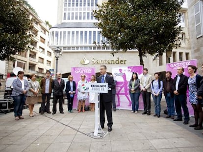El presidente del PNV y candidato a 'Lehendakari', Iñigo Urkullu, durante un acto electoral con los candidatos de Álava celebrado hoy en Vitoria.