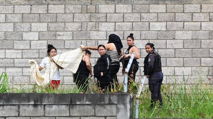 Algunas de las guardias a cargo de la seguridad en el Centro Femenino de Adaptación Social tras el motín, en Honduras.