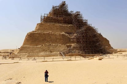 Un turista fotograf&iacute;a ayer la pir&aacute;mide de Djose, en la necr&oacute;polis de Saqqara.  