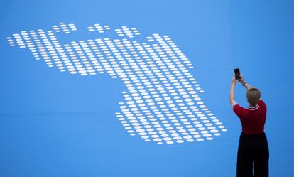 Una asistente del público fotografía el proyecto 'Fly The Flag' del artista y activista Ai Weiwei. El proyecto marca el 70 aniversario de la Declaración Universal de los Derechos Humanos, en el Somerset House de Londres, Inglaterra.