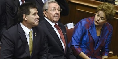 El presidente cubano, Raúl Castro (centro), con sus homólogos paraguayo y brasileñan, ayer en Montevideo.