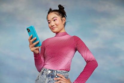 El 'reverse catfishing' no está exento de contradicciones, no es tanto un signo de autenticidad sino una nueva forma de camuflaje emocional.