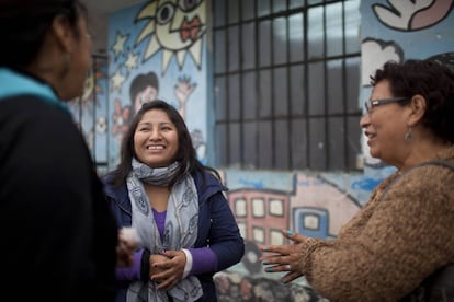 Mujeres en un centro comunitario en Lima, Per&uacute;.