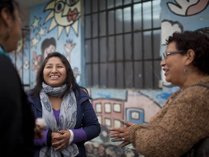 Mujeres en un centro comunitario en Lima, Per&uacute;.