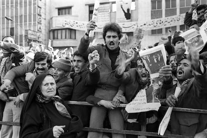 Um manifestante queima uma foto do rei enquanto a multidão canta slogans contrários ao monarca e aos Estados Unidos, que consideram seu protetor, antes da embaixada dos EUA ser atacada alguns dias antes pelos estudantes que seguem Khomeini.