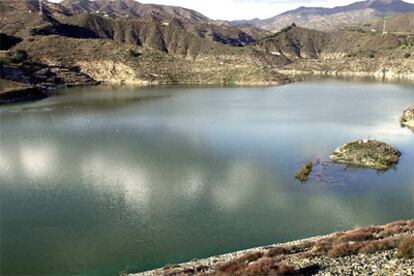 El nivel de agua embalsada ha descendido en los últimos días. En la imagen, el pantano de la Concepción de Málaga.