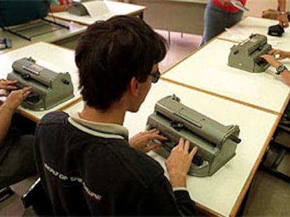 Alumnos en el colegio de la ONCE Antonio Vicente Mosquete de Madrid. PLANO MEDIO - ESCENA