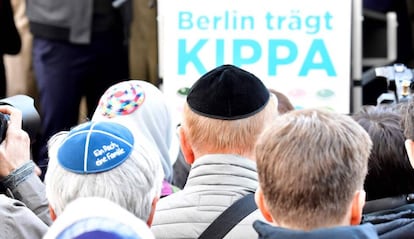 Manifestantes con kipá en Berlín el 25 de abril de 2018. 