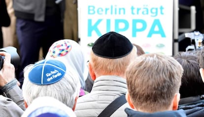 Manifestantes con kipá en Berlín el 25 de abril de 2018.