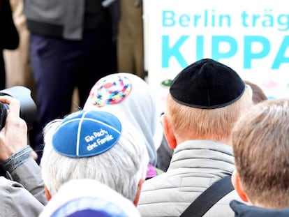 Manifestantes com quipá em Berlim, em 25 de abril de 2018.
