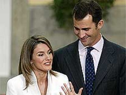 Letizia Ortiz, junto al príncipe Felipe, el día de la petición de mano.