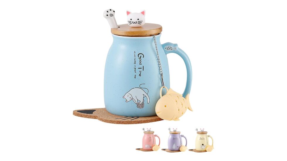 Taza de cerámica con tapa y cuchara.