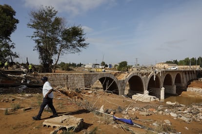 Daños causados en el puente de la localidad de Torrent (Valencia), este jueves.