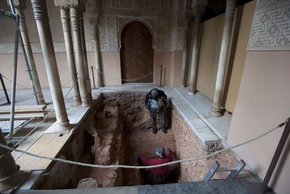 Operarios trabajan en la cata arqueológica del patio de los Leones, en la Alhambra, en la que han aparecido restos de construcciones anteriores.