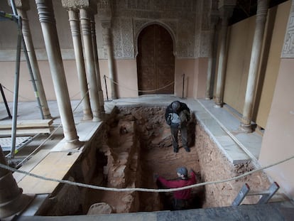 Operarios trabajan en la cata arqueológica del patio de los Leones, en la Alhambra, en la que han aparecido restos de construcciones anteriores.